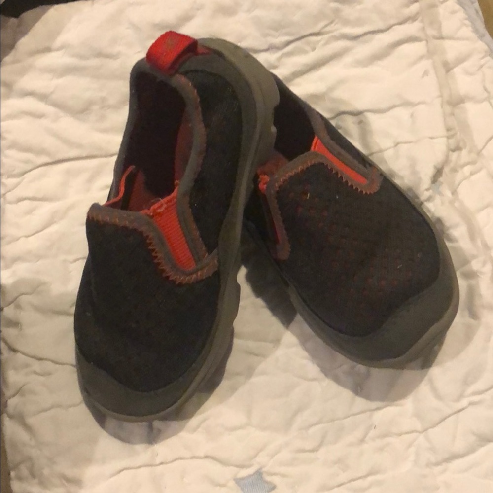 Toddler crocs size c7 black gray red